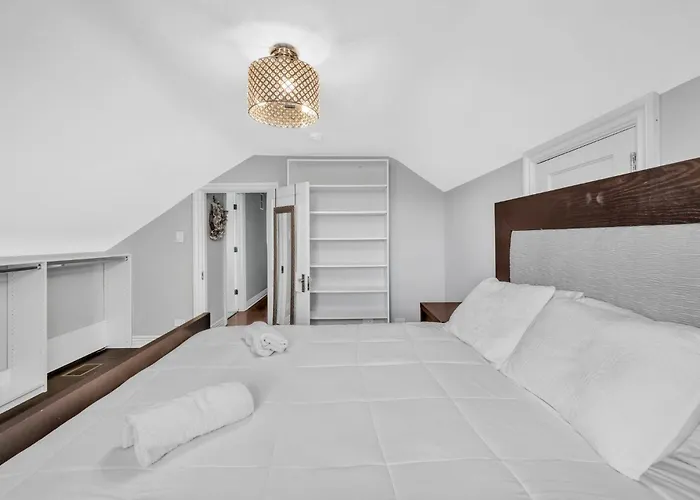 Serene & Charming 5br Getaway Holiday home Des Plaines