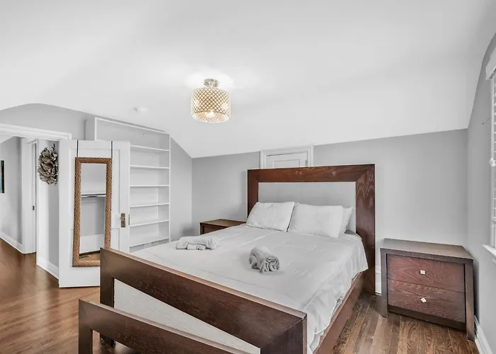 Serene & Charming 5br Getaway Holiday home Des Plaines