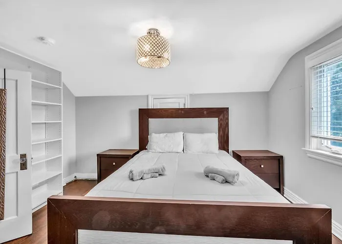 Serene & Charming 5br Getaway Holiday home Des Plaines