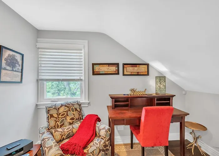 Serene & Charming 5br Getaway Holiday home Des Plaines